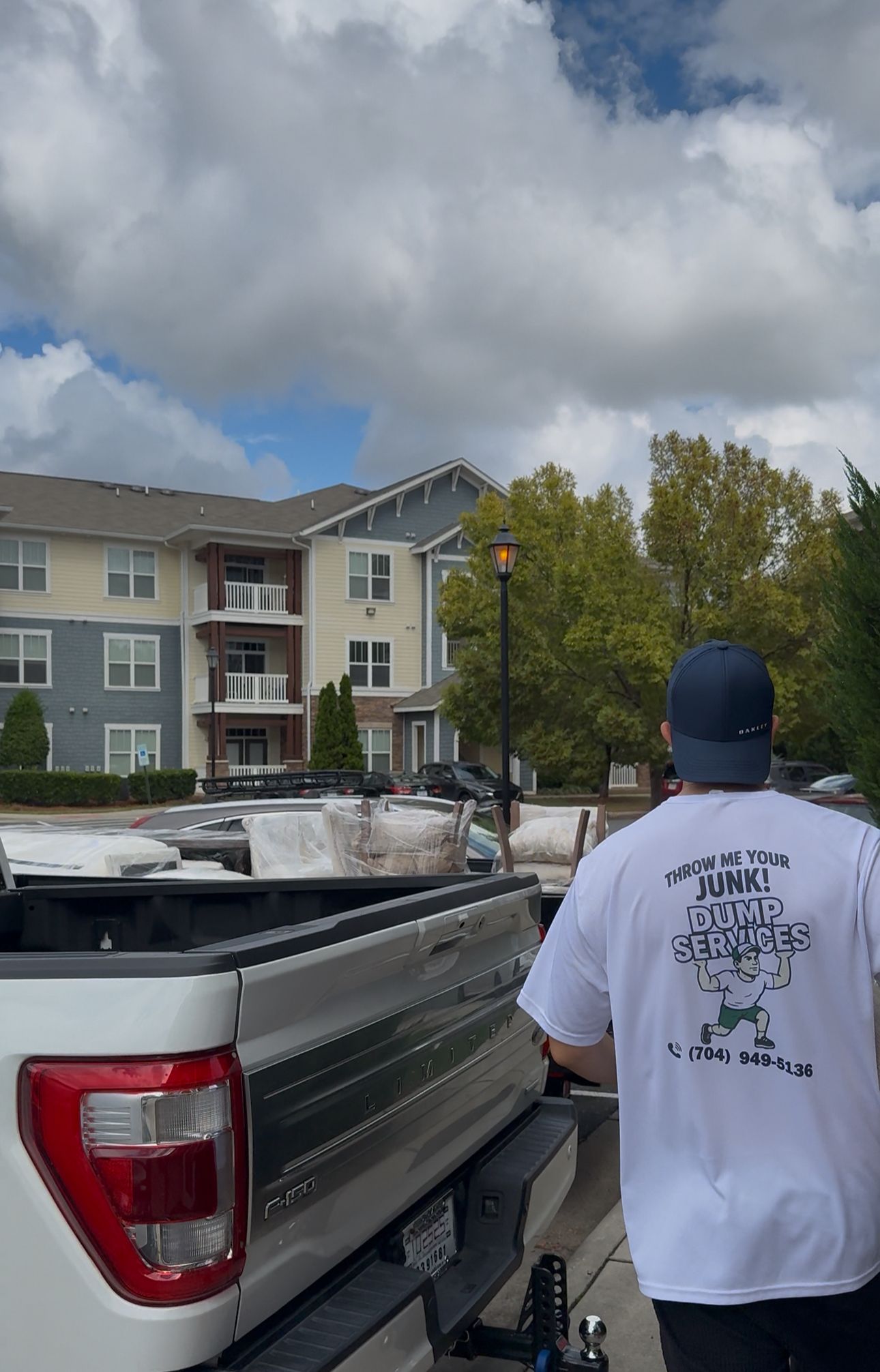 Operador Dappa uniformado supervisando carga en complejo residencial